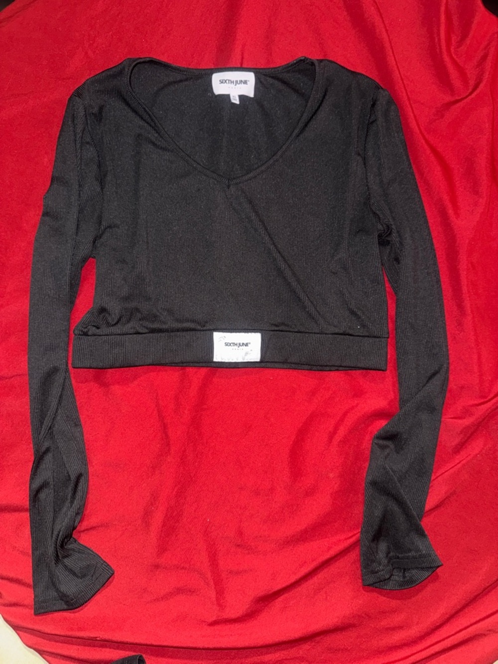 Black Long-Sleeve Cropped Top